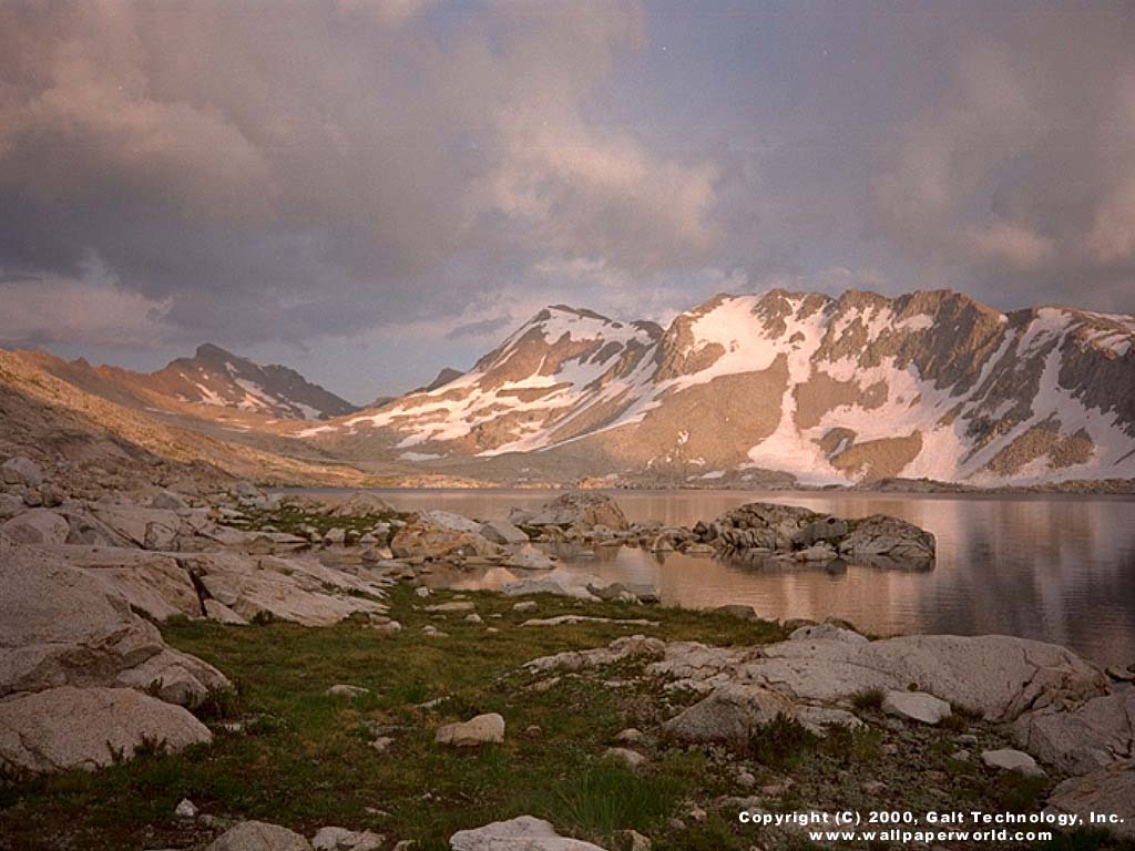 'Sun in the Mountains' 1024x768 Free 3D Wallpaper