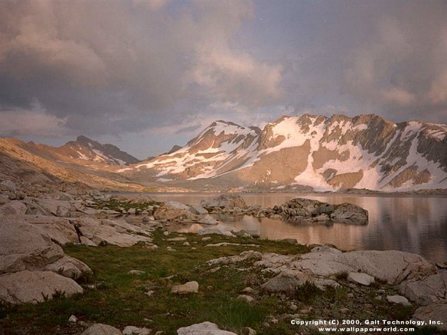 'Sun in the Mountains' 640x480 Free 3D Wallpaper